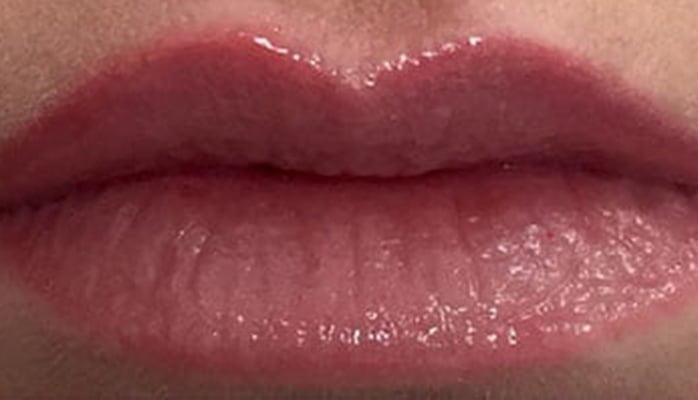 semipermanent make up lips tattoo